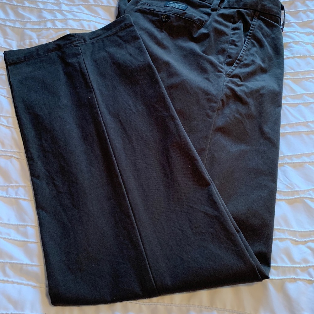 Men’s pants, pockets and back pocket closures.